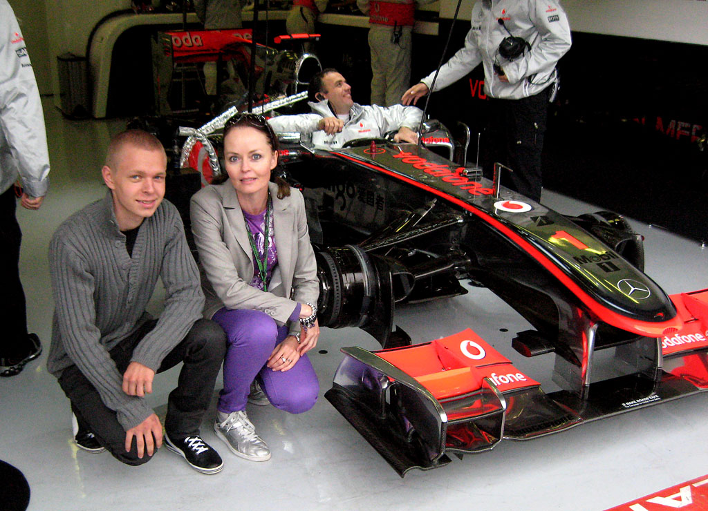 Kevin Magnussen og hans manager Dorte Riis Madsen ved deres første besøg hos McLarens Formel 1 team på Spa i 2010.
(Foto: Jan Kaiser)